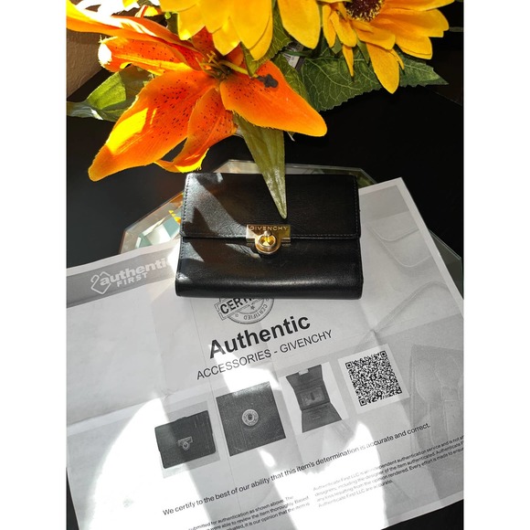 🖤💛 Authentic Givenchy Wallet 🖤💛 - Picture 7 of 10